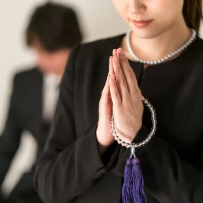手を合わせる女性