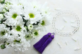 白い花と透明な数珠