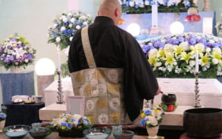 お坊さんの手配方法と注意点。お布施やお車代の相場も解説します